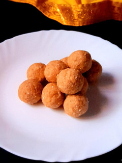 A picture of Oats Peanut Butter Laddu.