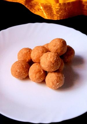 A picture of Oats Peanut Butter Laddu.