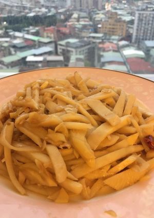 竹筍炒蒜頭（不是肉絲）Fried Bamboo Shoots with Garlic 的食譜成品照片