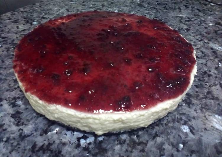 Tarta de queso con mermelada de frutos rojos
