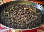 Una foto de paella negra