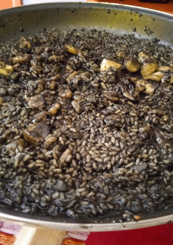 Una foto de Paella de arroz negro