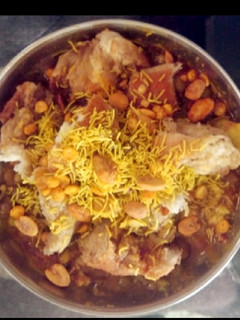 મિક્સ કઠોળ રગડા ભેળ (Mix Kathol Ragda Bhel Recipe In Gujarati) રેસીપી મુખ્ય ફોટો