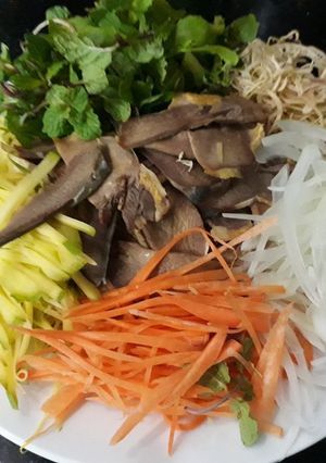 Hình của món Gỏi ngũ sắc.