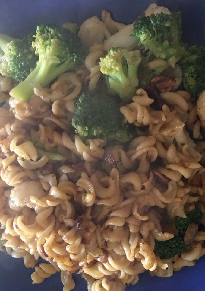 Una foto de Pasta con brócoli y coliflor 