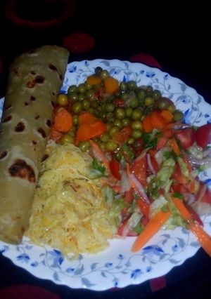 A picture of Chapati served with peas and veges.
