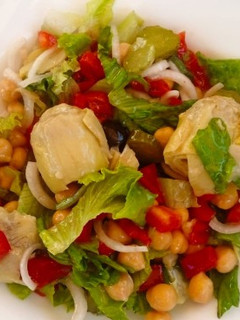 Una foto de Ensalada de alcachofas con garbanzos