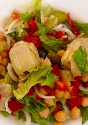 Una foto de Ensalada de alcachofas con garbanzos
