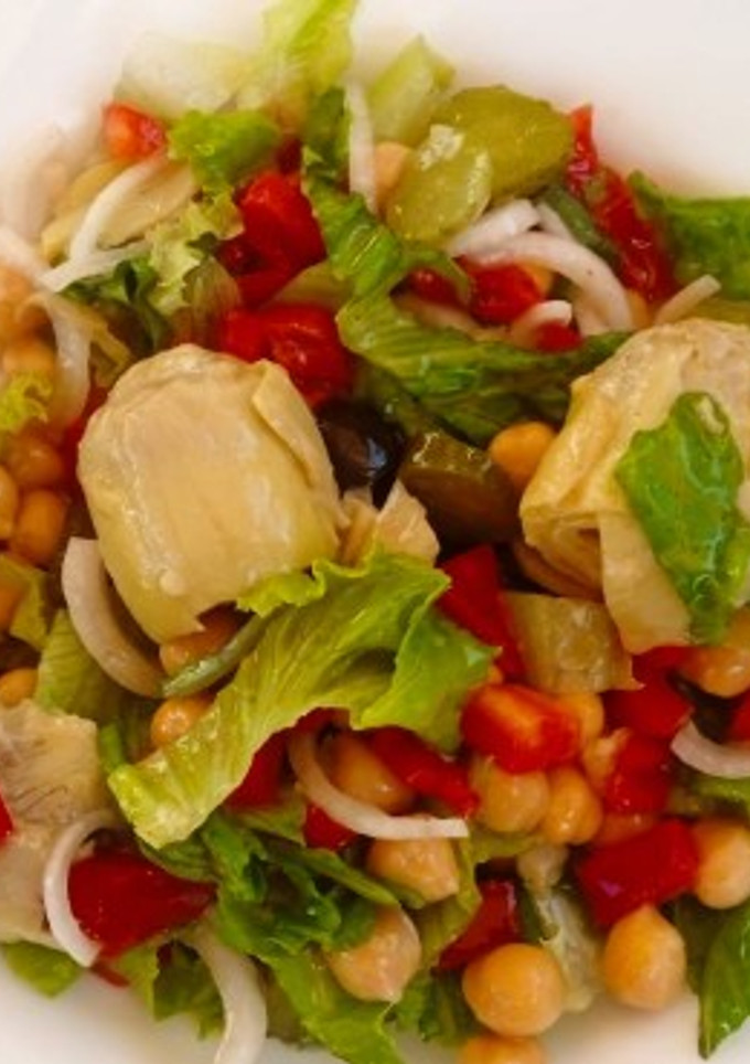 Una foto de Ensalada de alcachofas con garbanzos