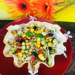 A picture of Leftovers diet beans salad in tacos 🌮.