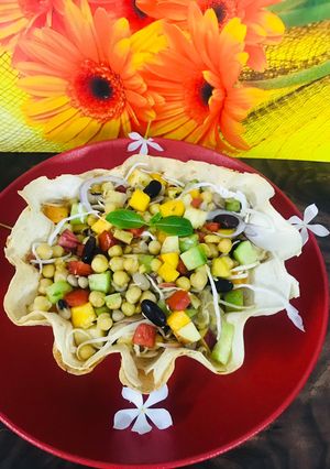 A picture of Leftovers diet beans salad in tacos 🌮.