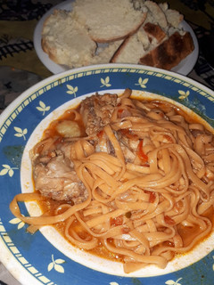 Una foto de Fideos con estofado de alitas