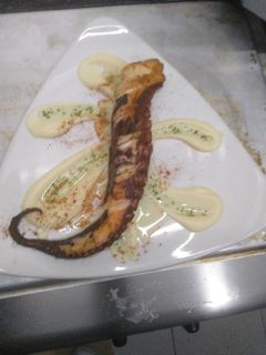 Una foto de Pulpo a la plancha con puré de patata zuberoa