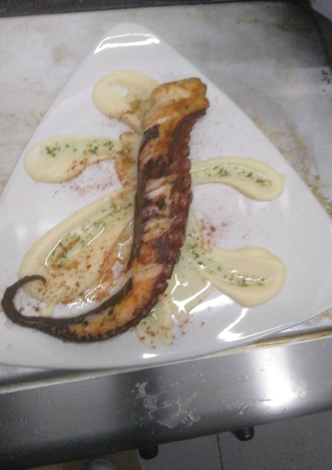 Una foto de Pulpo a la plancha con puré de patata zuberoa