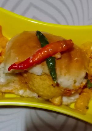 વડાપાવ (Vadapav Recipe In Gujarati) રેસીપી મુખ્ય ફોટો