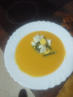 Una foto de Vichyssoise de calabaza con judías verdes y huevo duro