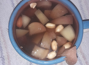 Una foto de Ponche navideño de muchas frutas