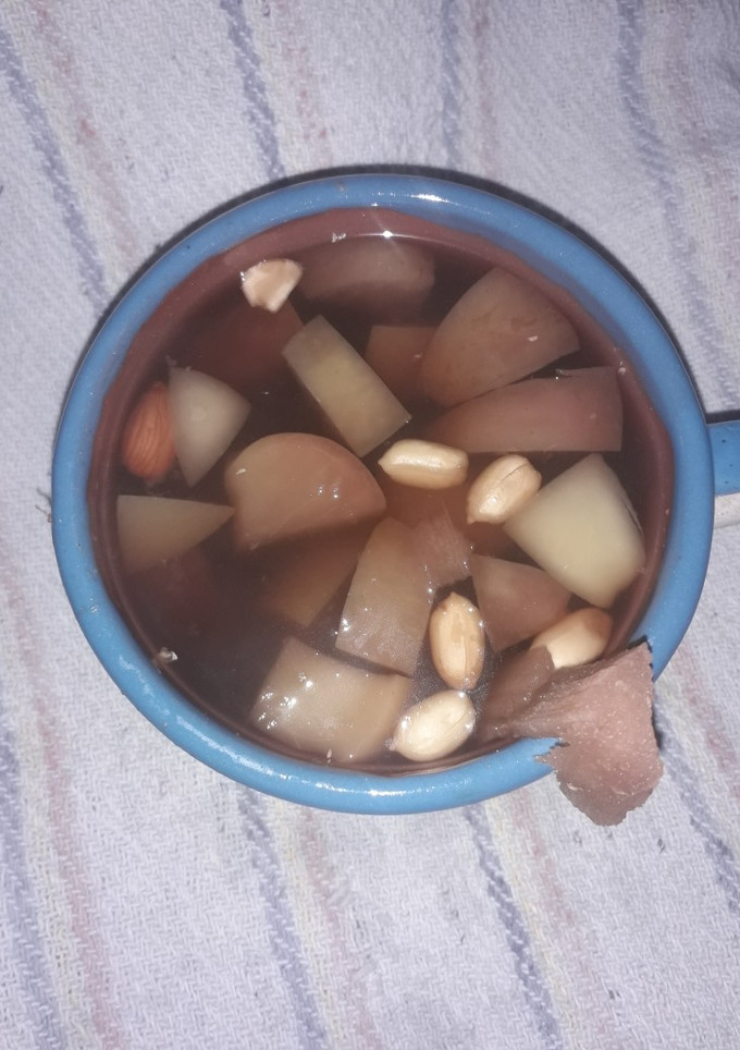 Una foto de Ponche navideño de muchas frutas