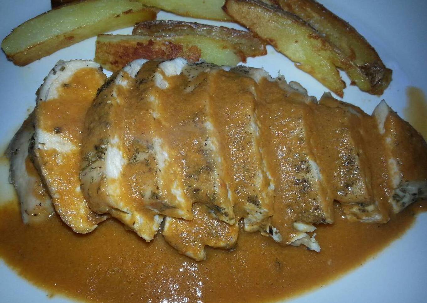 Pechuga de pollo asada al romero en salsa de verduritas