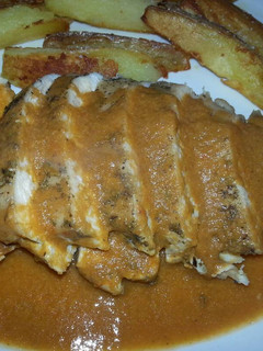 Una foto de Pechuga de pollo asada al romero en salsa de verduritas