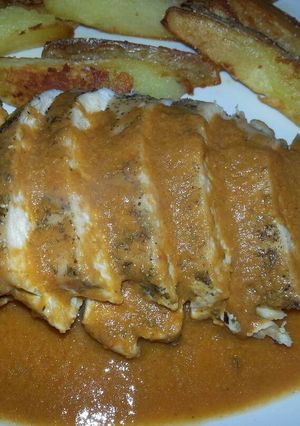 Foto principal de Pechuga de pollo asada al romero en salsa de verduritas