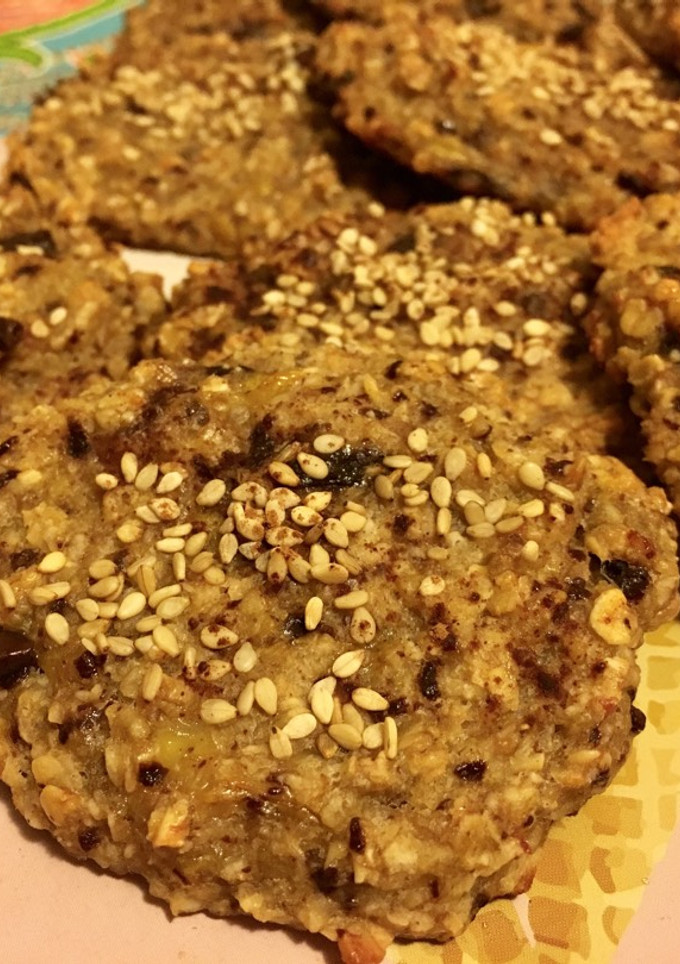 Una foto de Galletas saludables de avena, plátano y chocolate