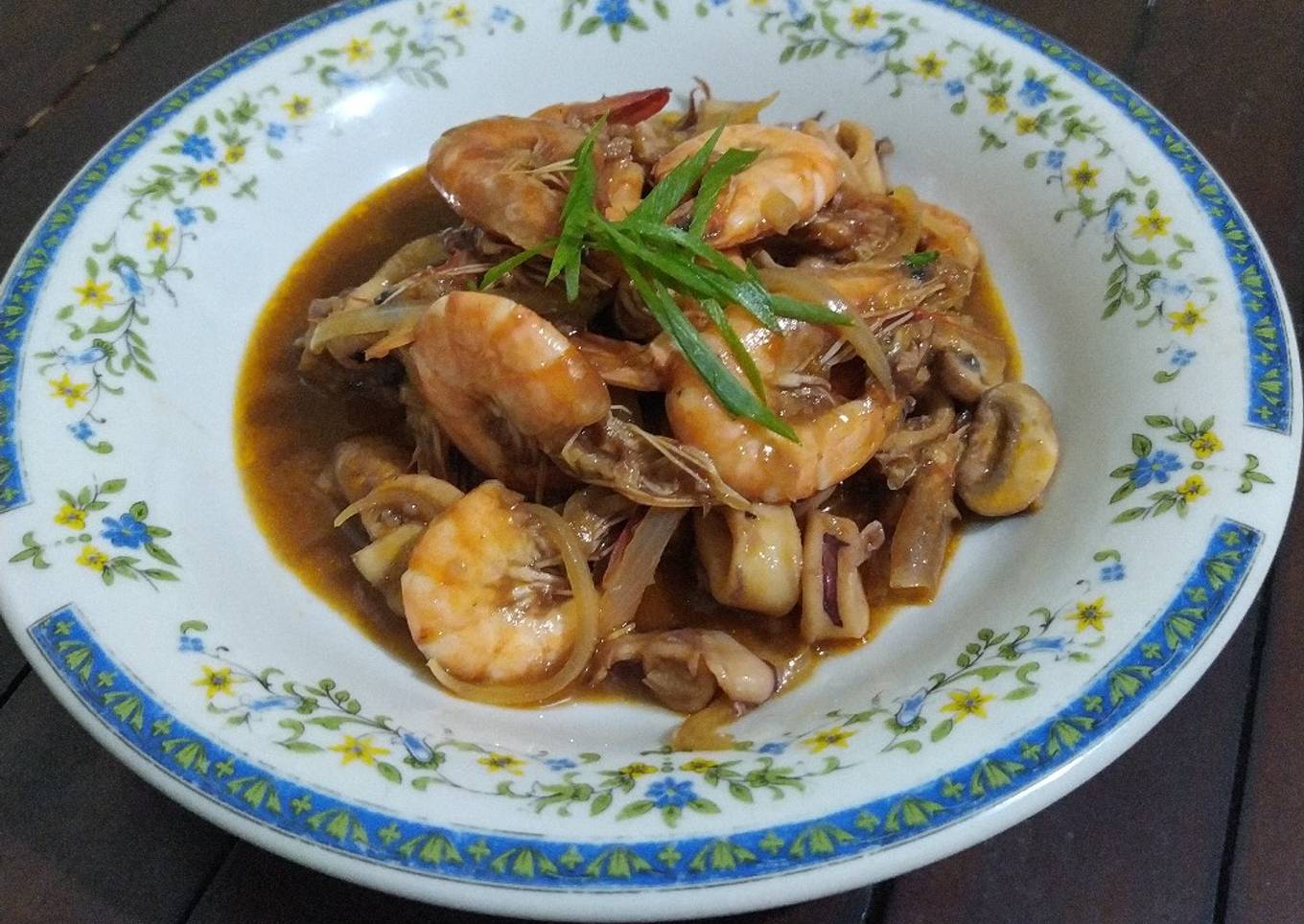 Udang Goreng Mentega dengan cumi dan jamur kancing