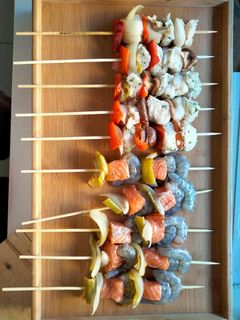 Una foto de Brochetas de pescado y marisco (barbacoa)