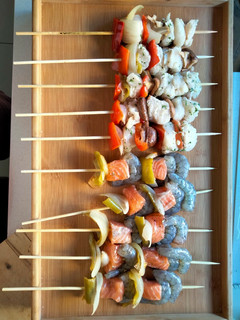 Una foto de Brochetas de pescado y marisco (barbacoa)