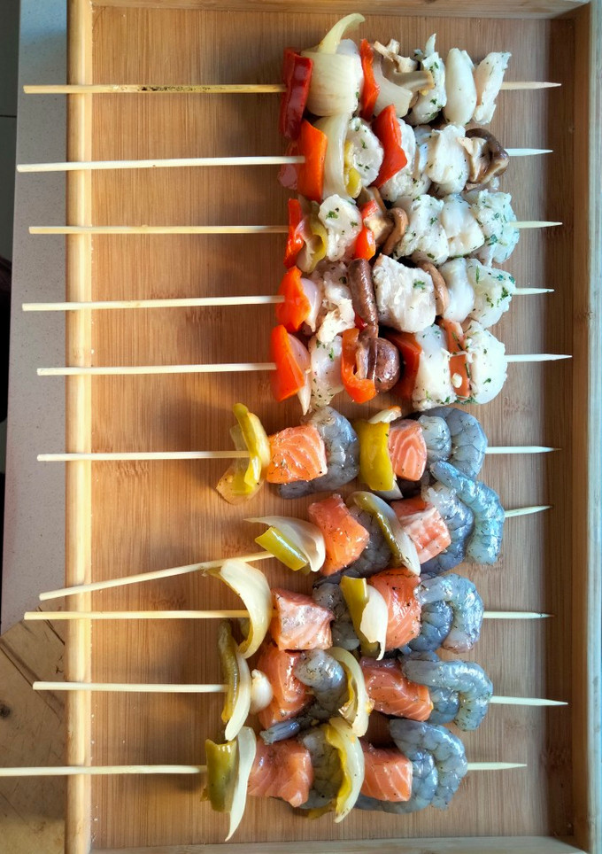 Una foto de Brochetas de pescado y marisco (barbacoa)