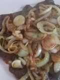 Hígado de ternera encebollado