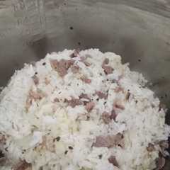 A picture of Nasi Gurih Kaldu Daging.