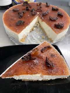 Una foto de Pastel de queso con mermelada de ciruela