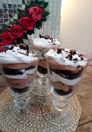 A picture of Oreo mousse trifle.