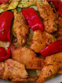 Una foto de Pechugas al horno, mojo, papas panadera, y pimientos rojos!