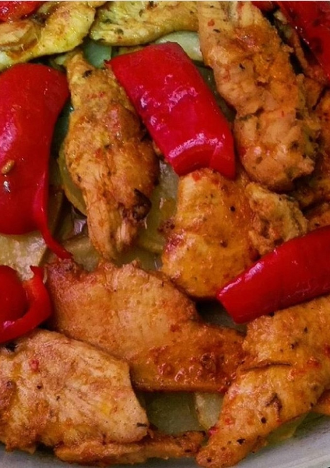 Una foto de Pechugas al horno, mojo, papas panadera, y pimientos rojos!