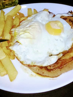Una foto de Bife de chorizo a caballo con papas fritas