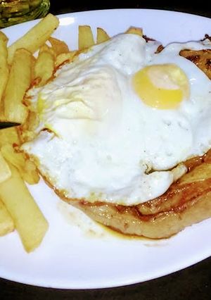 Una foto de Bife de chorizo a caballo con papas fritas