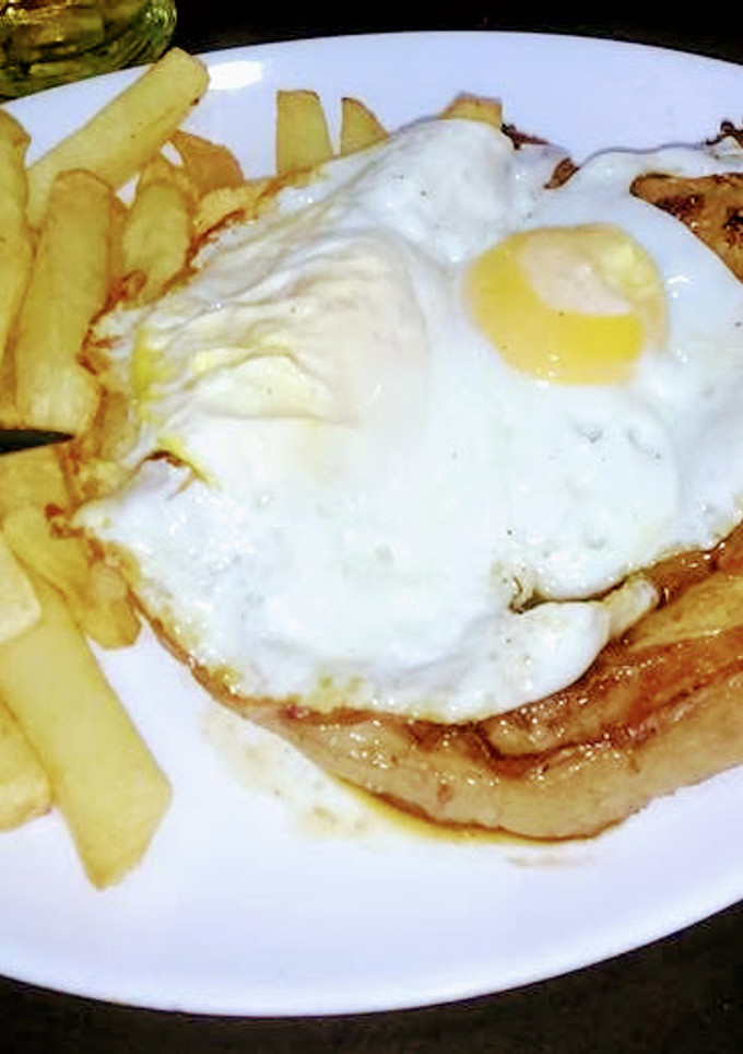 Una foto de Bife de chorizo a caballo con papas fritas
