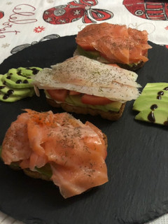 Una foto de Tostadas de salmón y bacalao marinado al eneldo queso de Philadelphia