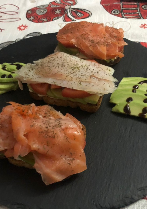Una foto de Tostadas de salmón y bacalao marinado al eneldo queso de Philadelphia