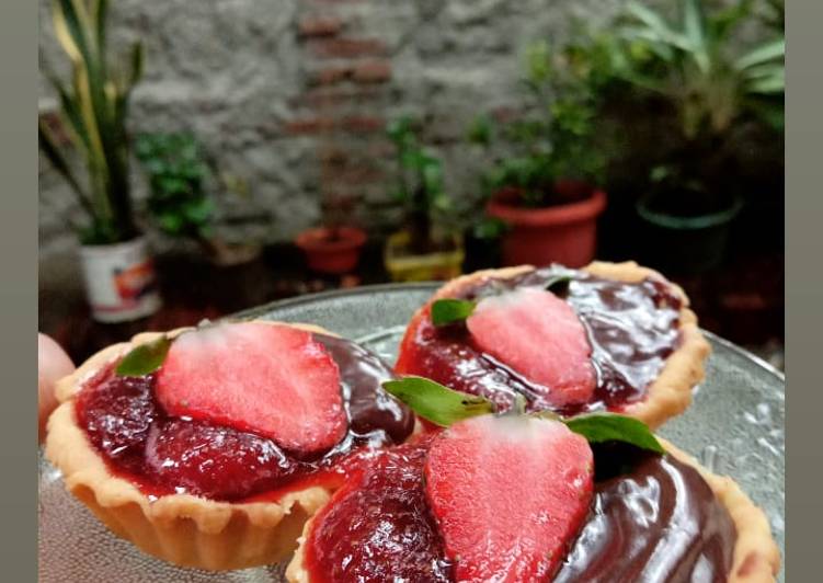 Pie Coklat Strawberry