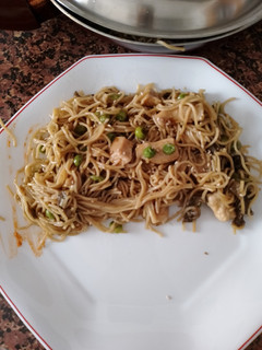Una foto de Noodles de pollo y verduras