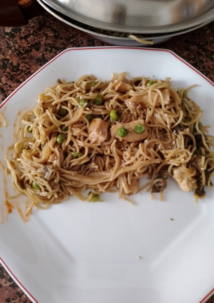Una foto de Noodles de pollo y verduras