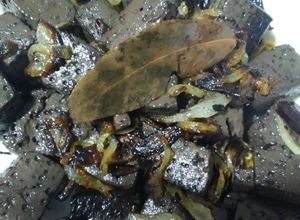 Una foto de Sang amb ceba. (Sangre con cebolla)