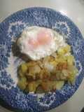 Huevos pochados con patata y cebolla