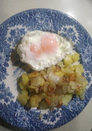 Una foto de Huevos pochados con patata y cebolla
