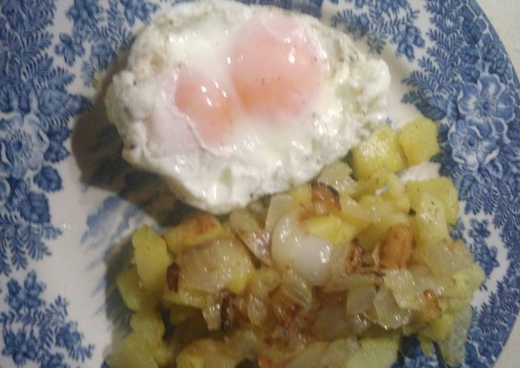 Huevos pochados con patata y cebolla