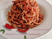 Una foto di pasta con zucchine al ragù