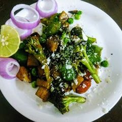 A picture of Vegetable bowl (broccoli, potatoes, carrot).